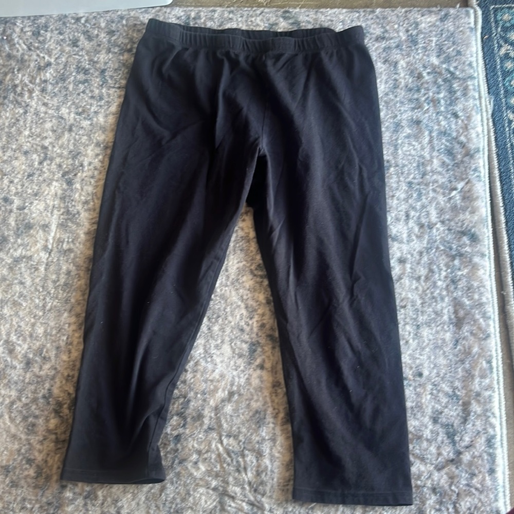 Black leggings that stop at the ankles